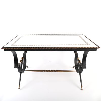 une image d'une table basse avec un plateau en verre