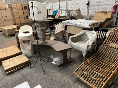 beaucoup de meubles qui sont entreposés dans un entrepôt