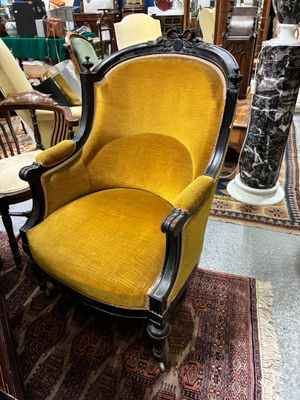 une image représentant une chaise jaune posée sur un tapis dans une pièce