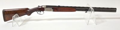 gros plan d'un fusil posé sur un support sur une surface blanche