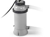 une pompe à eau à laquelle est raccordé un tuyau