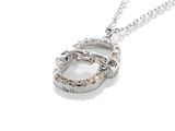 collier plaqué argent composé de deux anneaux entrelacés montés sur une chaîne