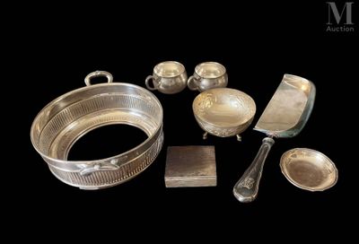 beaucoup d'objets en argent posés sur une table