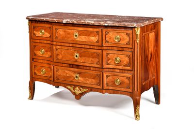 une commode avec un plateau en marbre sur fond blanc
