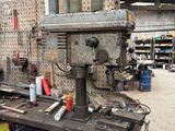 une machine posée sur un établi dans un atelier