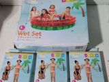 trois jouets gonflables pour piscine pour enfants posés sur une table