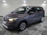 la voiture grise est garée sur un sol en damier dans le garage