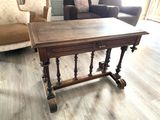 une table en bois avec un plateau en bois posée sur un parquet en bois dur