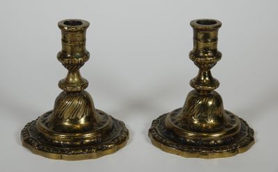 PAIRE DE BOUGEOIRS à écrire en bronze patiné à motif gravé d…