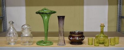 de nombreux vases de différentes couleurs, disposés les uns à côté des autres sur une étagère