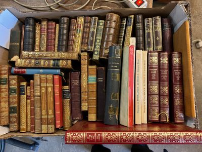 beaucoup de livres dans une boîte posée sur le sol