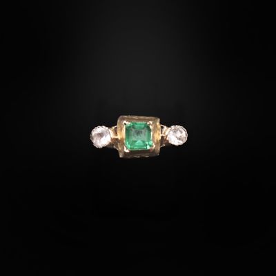 bague à trois pierres en émeraude et diamant