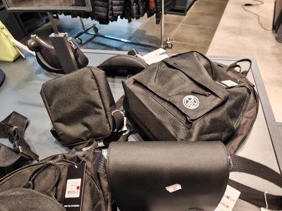 un grand nombre de sacs posés sur une table