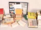 de nombreux timbres de toutes sortes dans une boîte posée sur la table