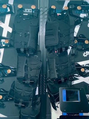 tout un tas d'équipements militaires de toutes sortes posés sur une table