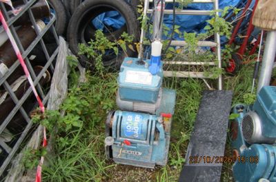 une petite machine bleue posée dans l'herbe