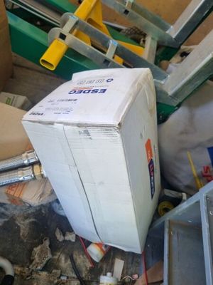 une pile de boîtes et d'autres objets dans une pièce