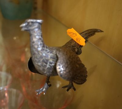 un petit oiseau perché sur une étagère en verre