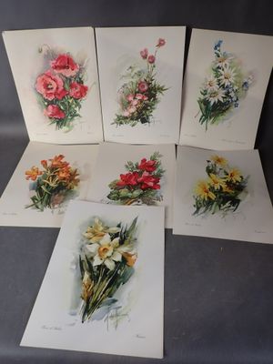 six cartes ornées de fleurs posées sur une table