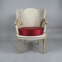 Fauteuil canné ; la structure en bois mouluré rechampi blanc… (photo 2)