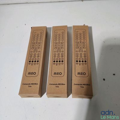 trois boîtes de télécommandes posées sur une table blanche