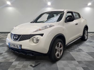 une photo d'un SUV Nissan Juke blanc garé dans un garage