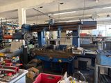 une photo d'une usine avec de nombreuses machines et de nombreux outils