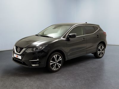 Une Nissan QX-V noire est garée dans une pièce