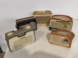 plusieurs modèles de radios posés sur une table blanche