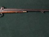 un fusil posé sur une surface verte