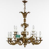 Grand lustre de château orné de putti, en bronze doré, de st… (photo 2)