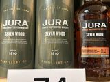 trois bouteilles de « Jura Seven Wood » sur une étagère dans un magasin