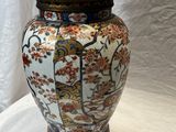 un vase posé sur un support sur une table