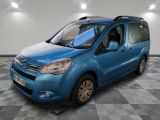 la petite camionnette bleue est garée sur un carrelage à carreaux