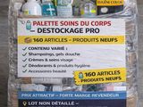 une palette sur laquelle sont empilées de nombreuses bouteilles de lotion
