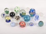 beaucoup de billes de verre sur une surface blanche