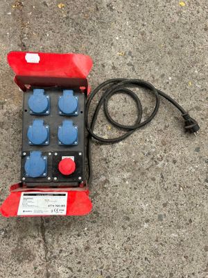 une boîte rouge et noire avec des boutons bleus dessus