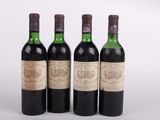 trois bouteilles de vin sont posées les unes à côté des autres sur une surface blanche