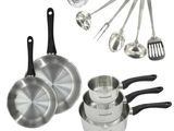 beaucoup de casseroles, de poêles et d'ustensiles sur la table