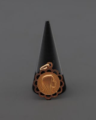 une bague plaquée or ornée d'un cheval