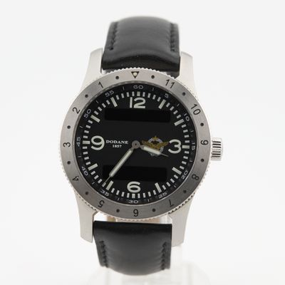 gros plan d'une montre-bracelet avec un cadran noir