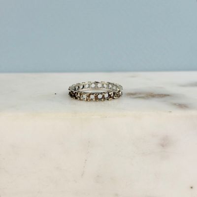 une photo d'une bague en diamant posée sur une surface en marbre