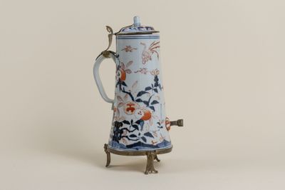 une cafetière bleue et blanche décorée de fleurs