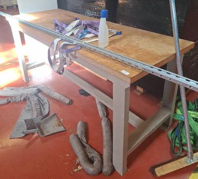 une photo d'un établi avec des outils dessus