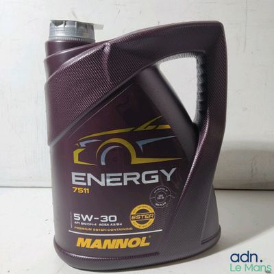 une bouteille d'huile moteur posée sur une table