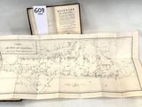 une vieille carte posée sur une table, à côté d'un livre et d'un stylo