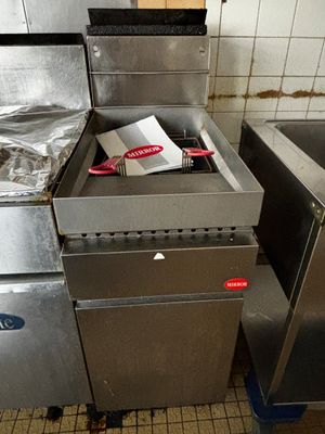 Plusieurs appareils électroménagers en acier inoxydable sont alignés dans une cuisine