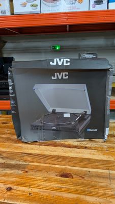 un tourne-disque posé sur une table en bois dans un magasin
