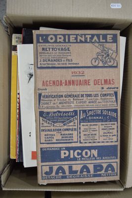une boîte en carton avec un tas de livres à l'intérieur