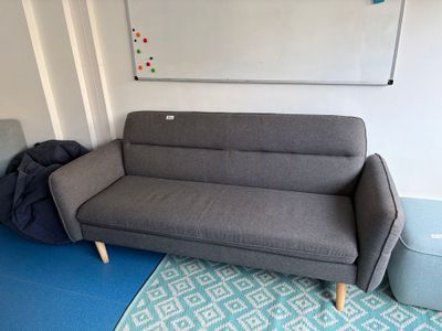 un canapé et un fauteuil dans un coin de la pièce